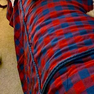 Twin Bed Coverlet💙❤️same pattern both sides,not lined! Accent Well made❤️💙xmas